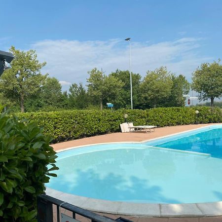 Appartamento Il Faro Con Giardino In Residence Con Piscina Desenzano del Garda Bagian luar foto