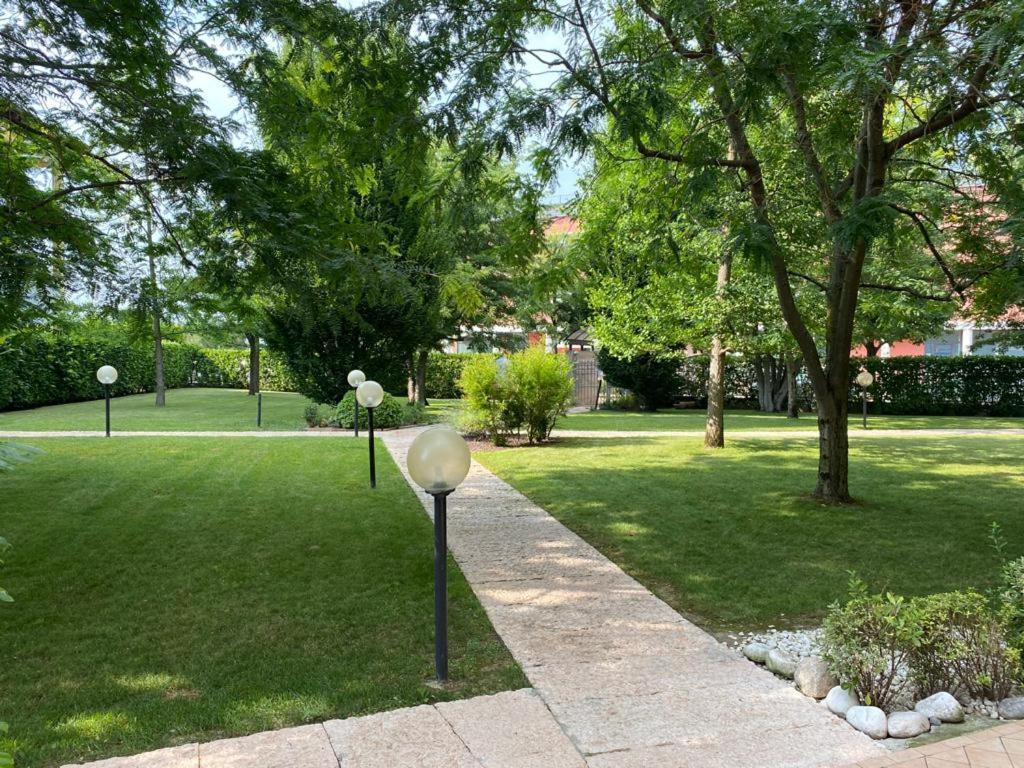 Appartamento Il Faro Con Giardino In Residence Con Piscina Desenzano del Garda Bagian luar foto